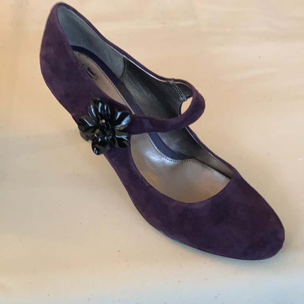 Plum suede 3” heel with arch strap detailed with plastic flower